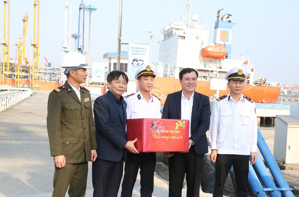 Thứ trưởng Bộ Công Thương Nguyễn Sinh Nhật Tân kiểm tra công tác đảm bảo nguồn xăng dầu phục vụ Tết Nguyên đán Ất Tỵ 2025