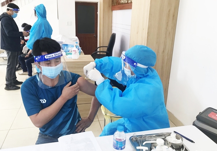 Chủ động tiêm phòng Covid-19 cho thuyền viên nhập hàng Cảng B12