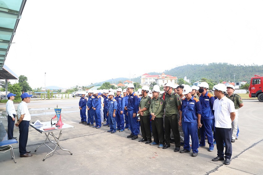 Xí nghiệp Kho vận Xăng dầu K130 thực tập phương án chữa cháy và ứng phó sự cố tràn dầu