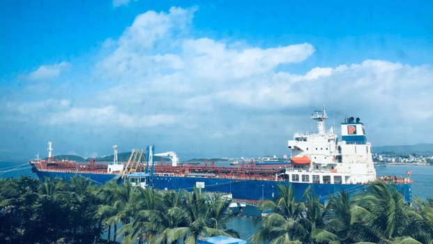 Cảng dầu B12 đón chuyến tàu đầu tiên của năm 2020
