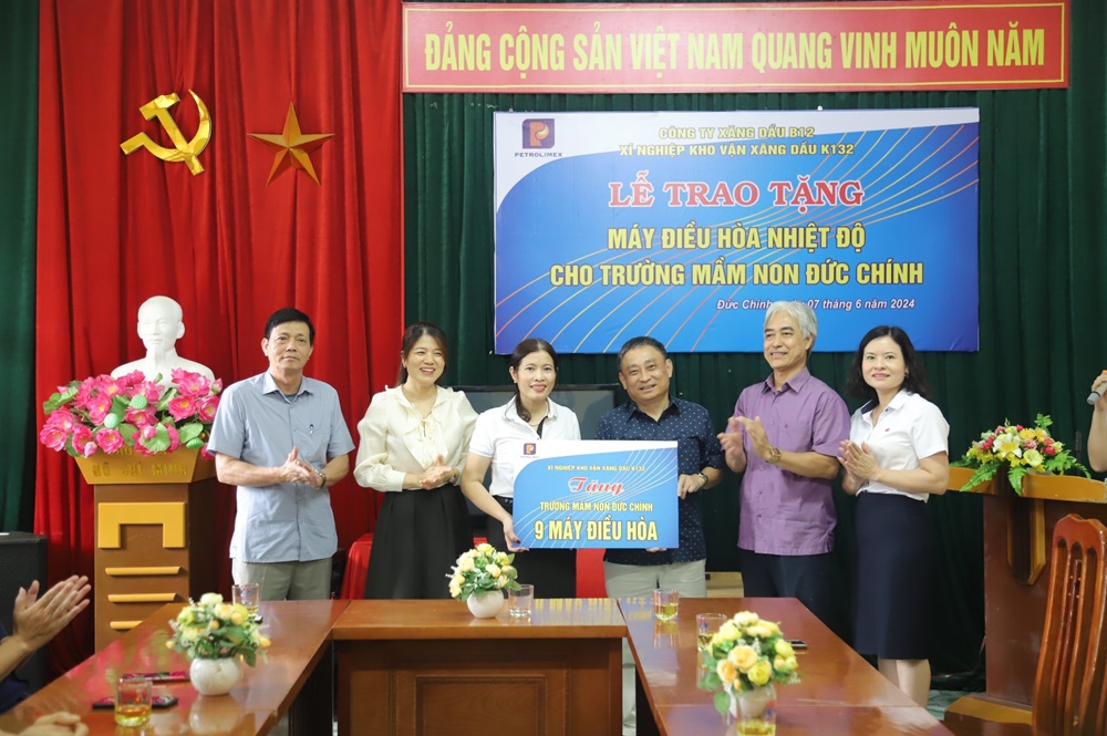 Xí nghiệp Kho vận Xăng dầu K132 trao tặng 9 chiếc điều hòa nhiệt độ  cho trường Mầm non xã Đức Chính