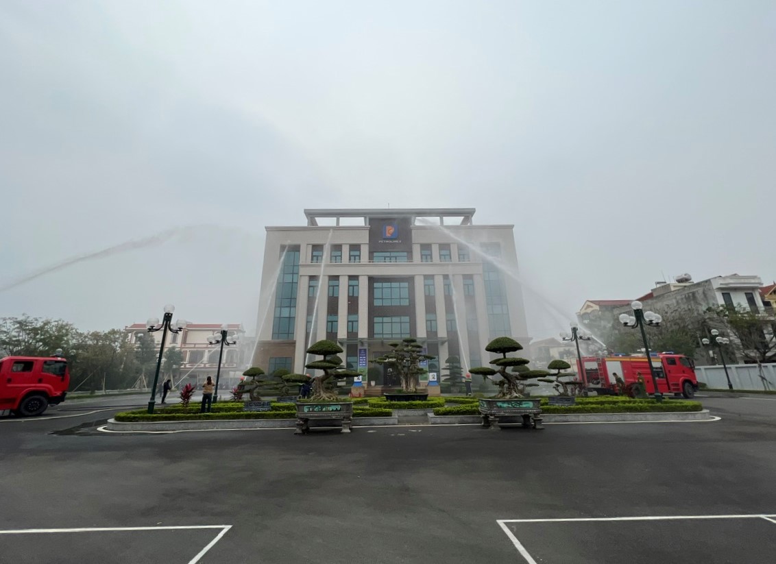 Thực tập chữa cháy và cứu nạn cứu hộ tại Trụ sở văn phòng Chi nhánh xăng dầu Ninh Bình