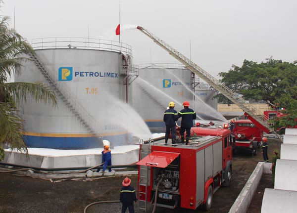 Diễn tập chữa cháy, cứu nạn cứu hộ tại Kho Xăng dầu Nam Định