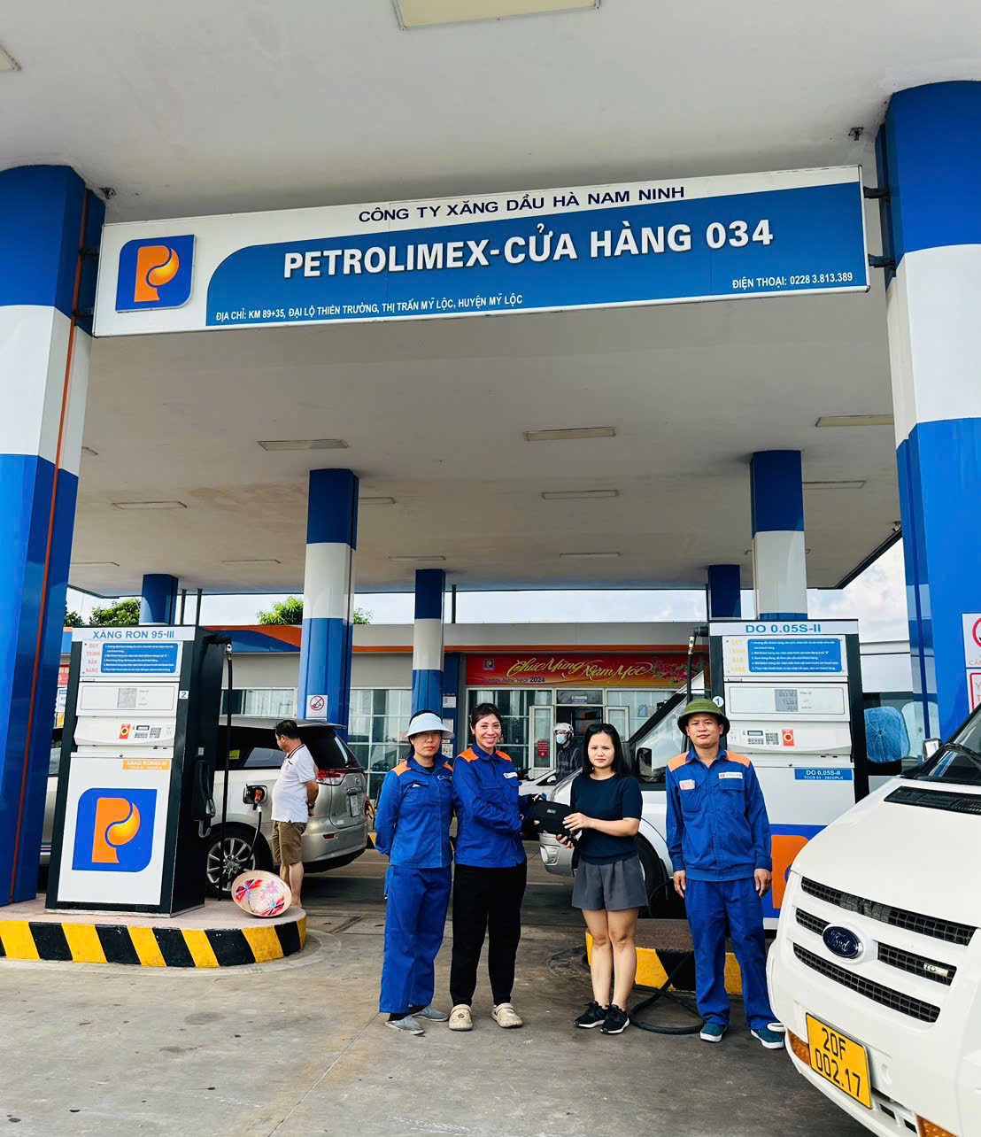 Biểu dương, khen thưởng công nhân viên cửa hàng xăng dầu nhặt được hơn 61 triệu đồng trả lại người đánh rơi