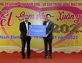 Tập đoàn xăng dầu Việt Nam cùng Thủ tướng Chính phủ thăm, động viên và tặng quà Tết cho người nghèo tỉnh Nam Định