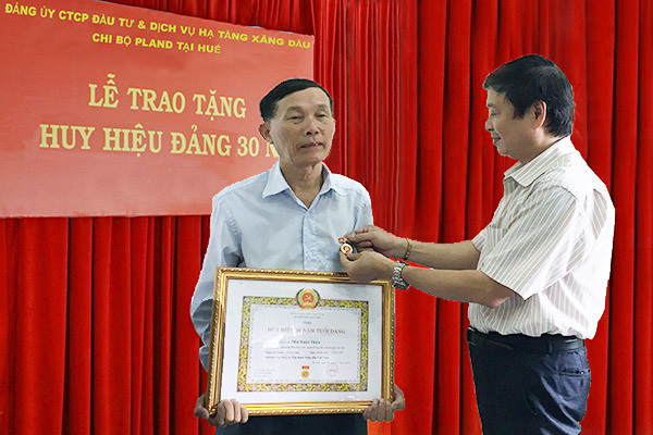 Lễ trao huy hiệu 30 năm tuổi Đảng