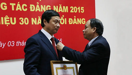 Lễ trao huy hiệu 30 năm tuổi Đảng