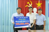 Công ty Xăng dầu Tiền Giang và Điện lực Tiền Giang quyên góp ủng hộ đồng bào miền Trung
