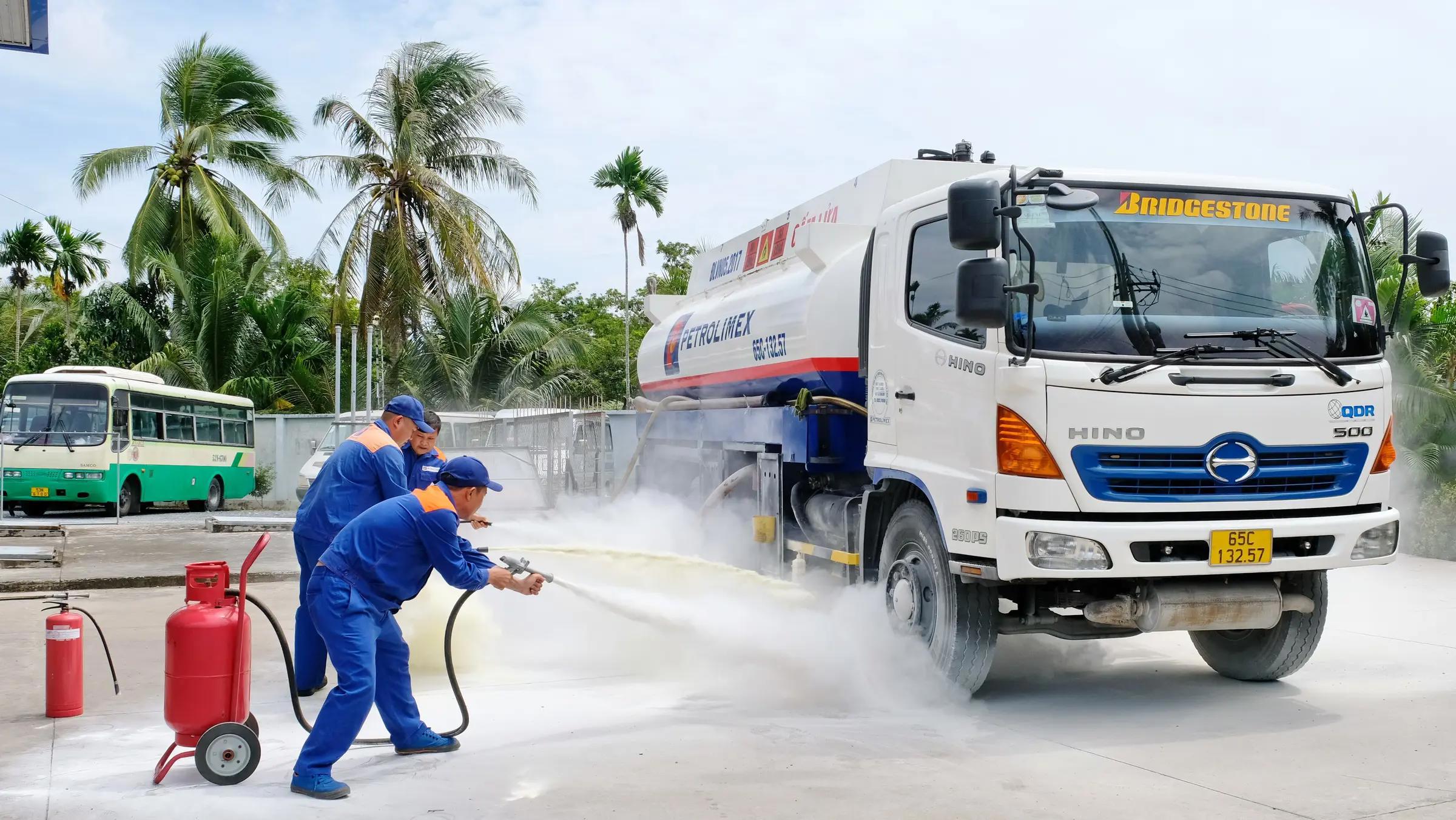 Petrolimex Tiền Giang tăng cường công tác an toàn qua thực tập phương án chữa cháy - CNCH
