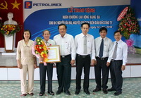 Nguyên Chủ tịch kiêm Giám đốc Nguyễn Văn Hai nhận Huân chương Lao động hạng Ba