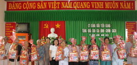 Tin ảnh: Tặng quà gia đình chính sách, hộ nghèo đón Tết