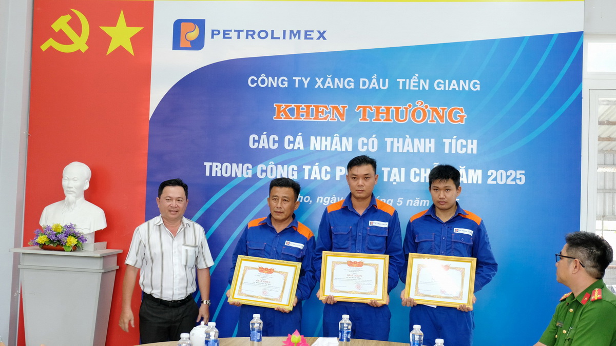 Khen thưởng các cá nhân có thành tích tốt trong công tác PCCC tại chỗ