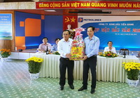 Đồng chí Phó Bí thư Thường trực Tỉnh ủy đến thăm, chúc Tết Petrolimex Tiền Giang