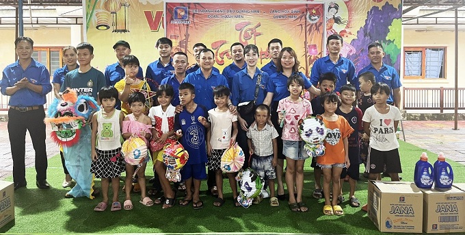 Vui tết Trung Thu với các trẻ mồ côi, khuyết tật tại Làng Hòa Bình