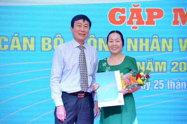 Ấm tình đồng nghiệp ngày gặp mặt hưu trí