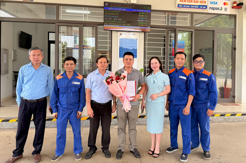 Trao thưởng Cửa hàng trưởng hoàn thành vượt mức sản lượng cam kết tháng 5/2025