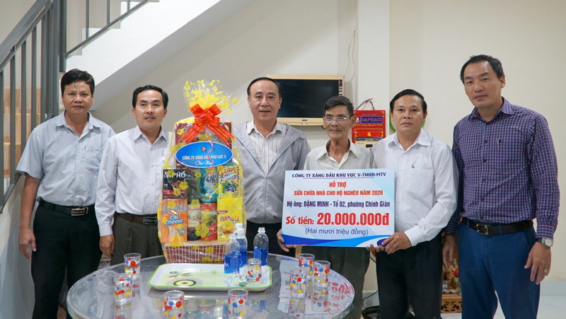 Trao tiền hỗ trợ sửa chữa nhà cho các hộ nghèo