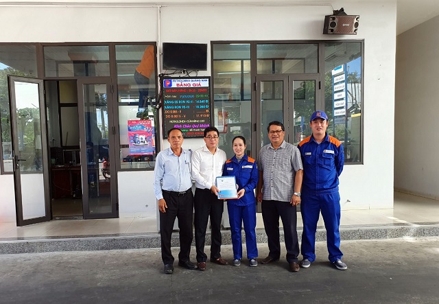 Chị Đoàn Thị Hồng Nhung nhặt được của rơi, trả lại người bị mất tại CHXD số 100
