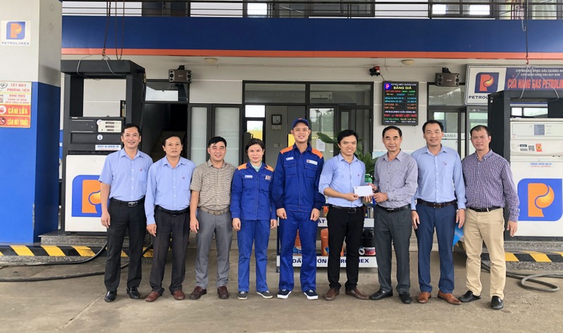 Công đoàn Petrolimex chia sẻ khó khăn cùng CHXD vùng lũ lụt
