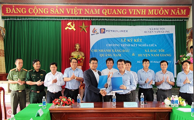 Chi nhánh xăng dầu Quảng Nam kết nghĩa với xã Đắc Tôi