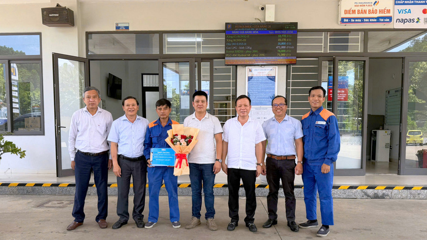 Khen thưởng các cửa hàng trưởng đạt mức sản lượng cam kết T4/2025