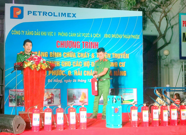 Tặng bình chữa cháy và tuyên truyền sử dụng Gas an toàn