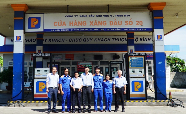 Chị Hồ Thị Thu Thủy nhặt được ví, trả lại khách đánh rơi tại CHXD số 20