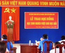 Thăm chứng tích Mỹ Lai, trao tặng 20 xuất học bổng