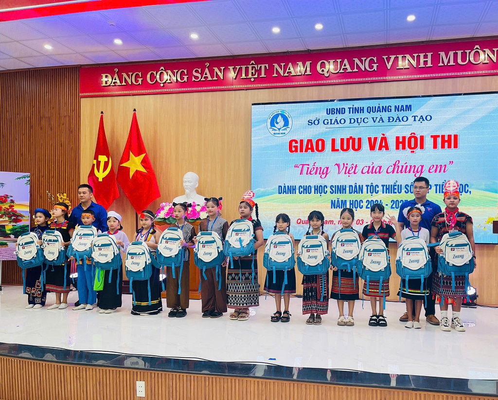 Petrolimex Quảng Nam tặng quà cho các em học sinh dân tộc thiểu số tham gia hội thi “Tiếng Việt của chúng em”