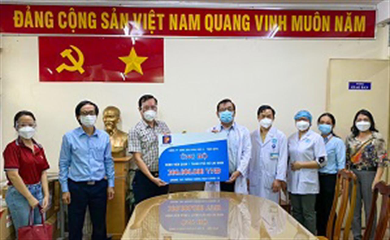 Petrolimex Sài Gòn trao 300 triệu đồng tặng Bệnh viện Quận 1