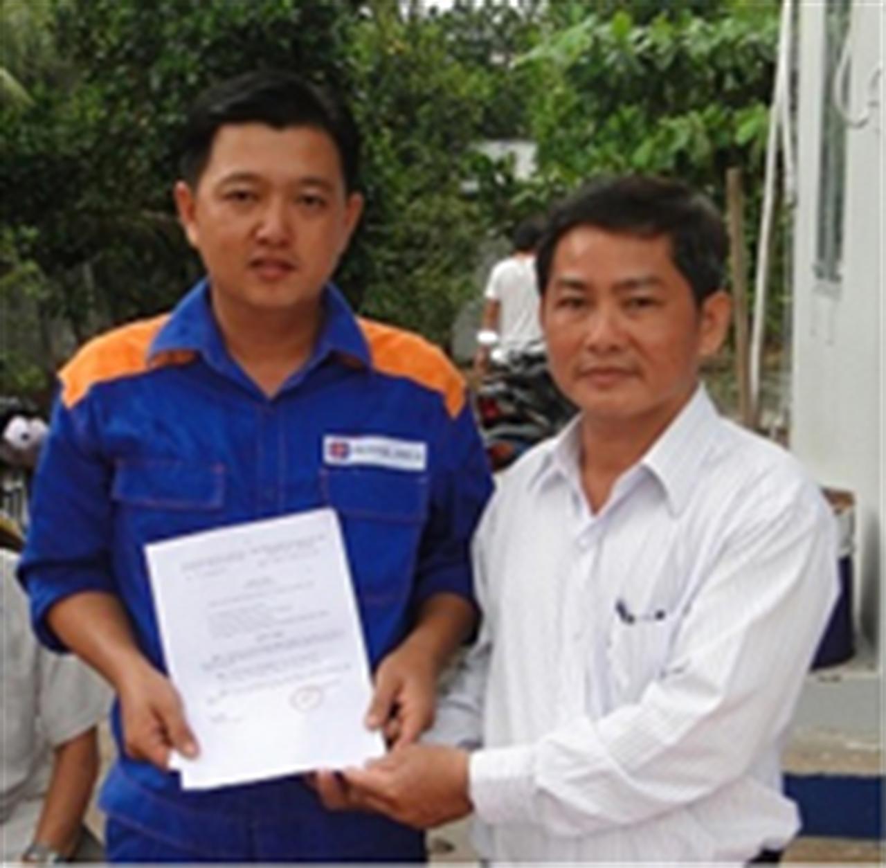 Anh Trương Thanh Tùng trả lại vàng cho người bị mất