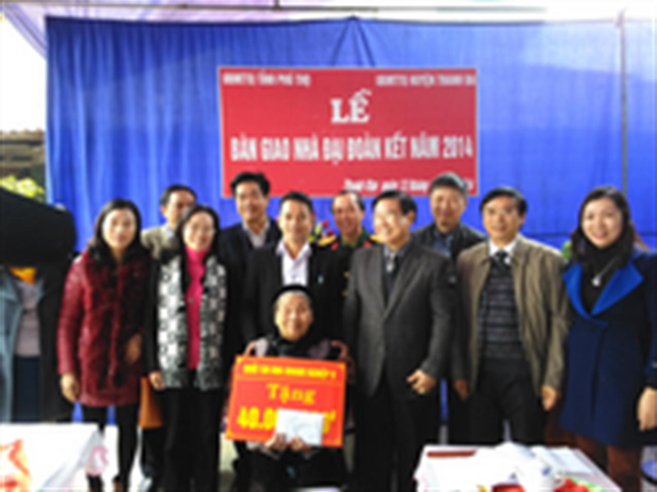 Tham gia bàn giao nhà Đại đoàn kết tặng Bà mẹ VNAH Đỗ Thị Ngân