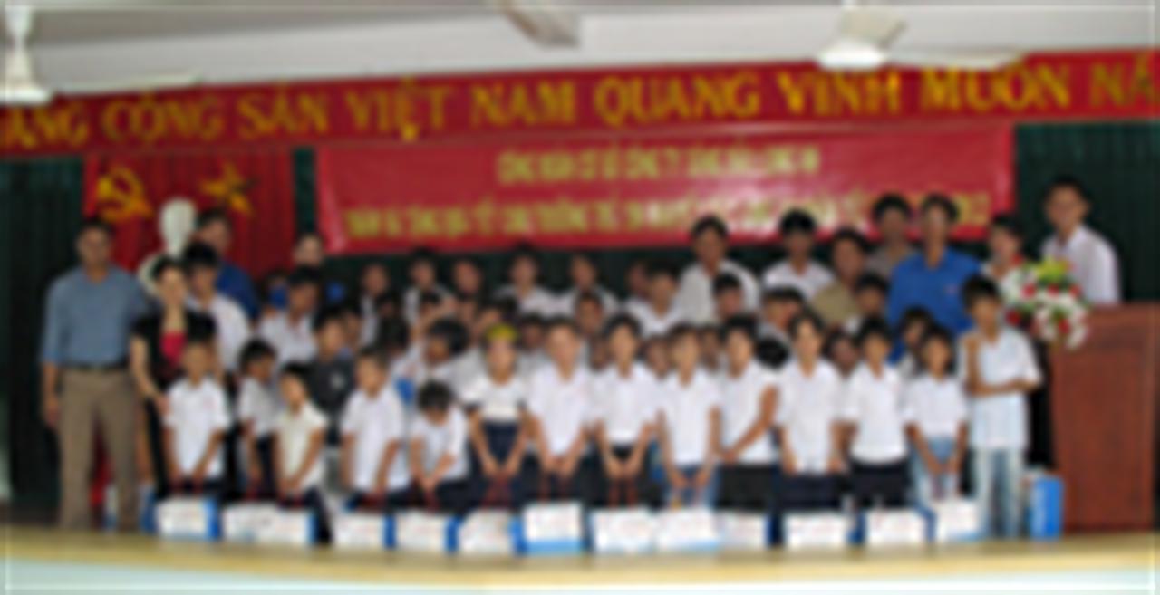Công đoàn Công ty Xăng dầu Long An thăm và tặng quà cho trẻ em khuyết tật