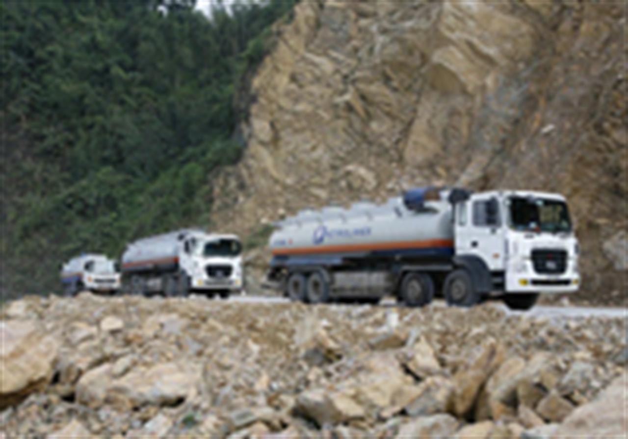 Gian nan xăng dầu ngược núi
