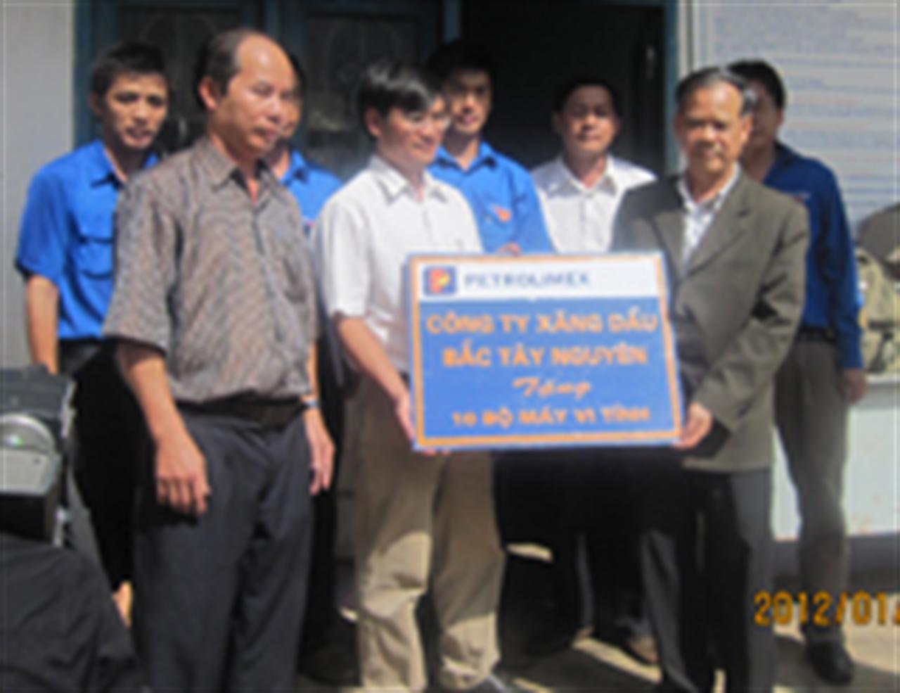Công ty Xăng dầu Bắc Tây Nguyên chúc tết và tặng xã Ayun 10 bộ máy vi tính