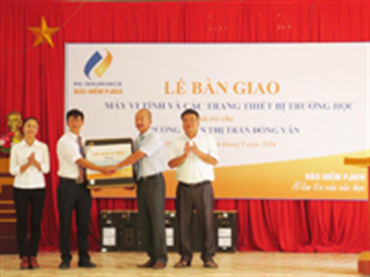 Trao 500 triệu đồng tài trợ Trường THCS Đồng Văn, tỉnh Hà Giang