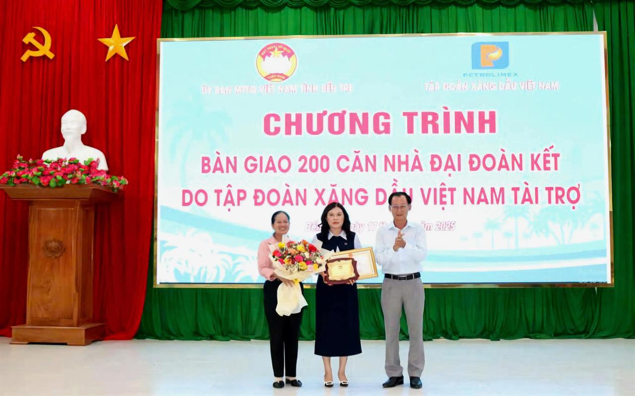 Bàn giao 200 căn nhà Đại đoàn kết cho hộ nghèo tại tỉnh Bến Tre