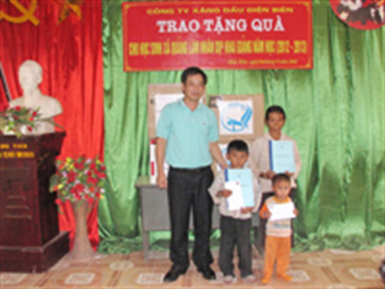 Trợ cấp 2 học sinh xã Quảng Lâm
