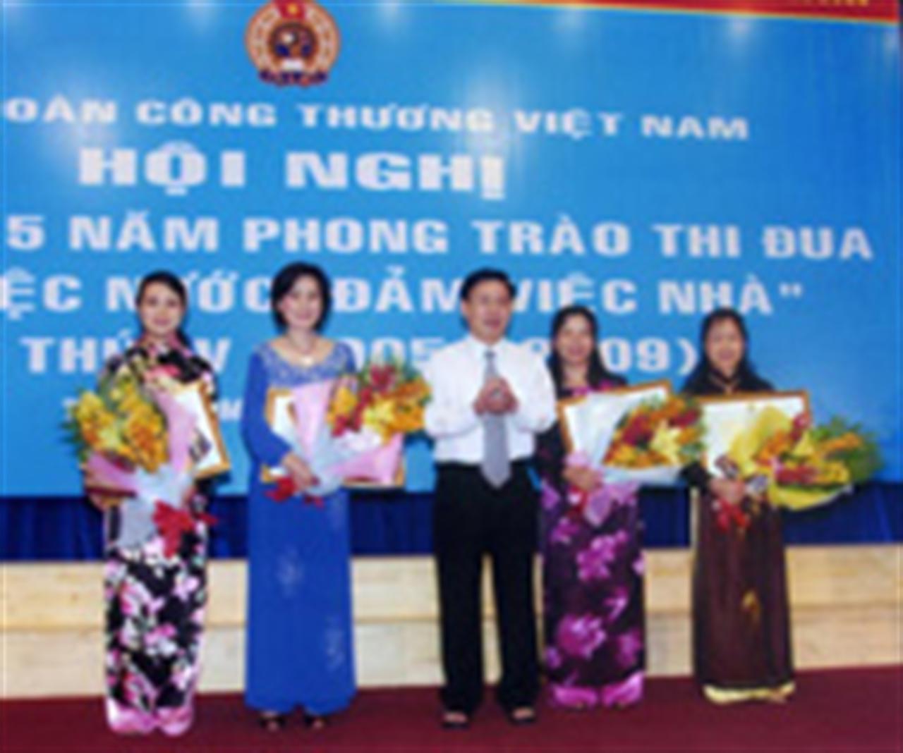 Nữ CNVC - LĐ Tổng Công ty Xăng dầu Việt Nam vinh dự được nhận Bằng khen của Ban Chấp hành Tổng Liên đoàn Lao động Việt Nam