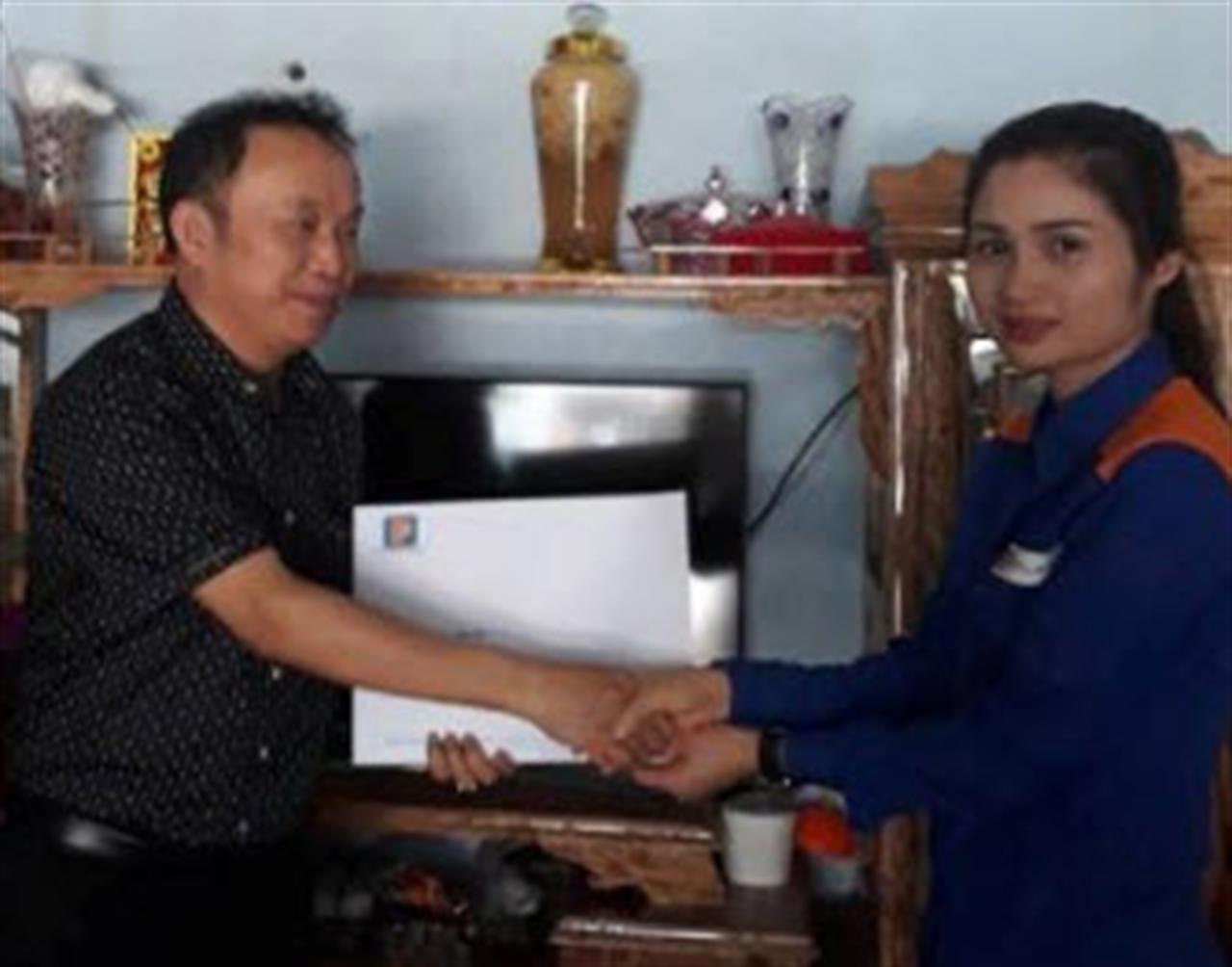 Trao quyết định tuyển dụng chị Nguyễn Cẩm Nhung