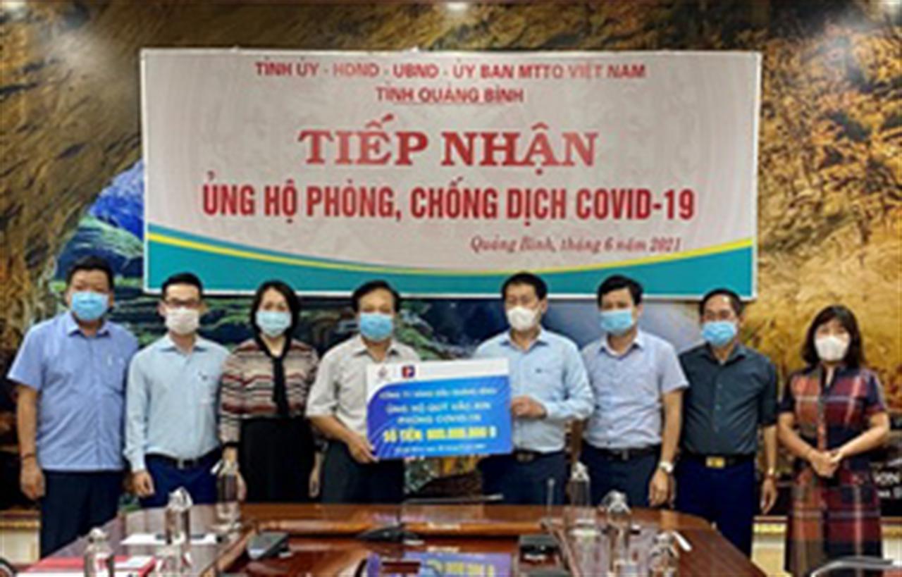 Petrolimex Quảng Bình trao 900 triệu đồng ủng hộ Quỹ vắc xin phòng Covid-19