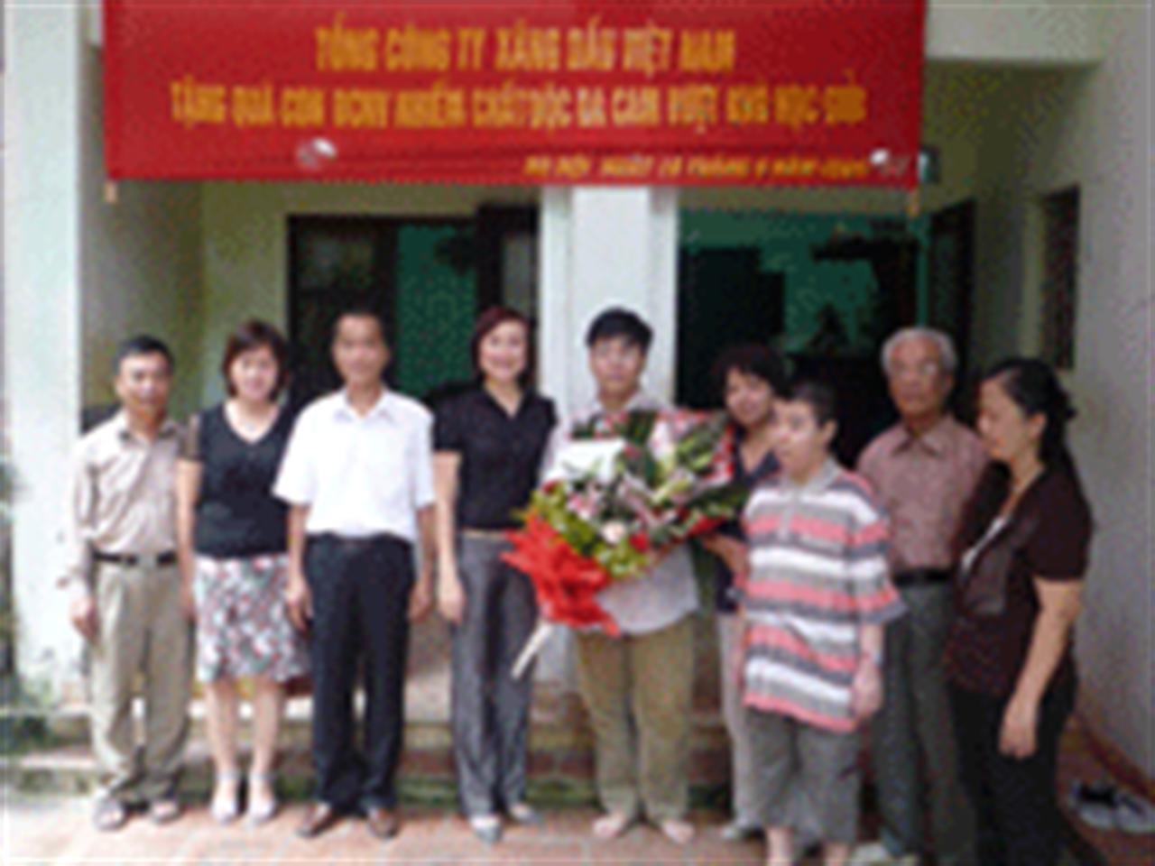 Tặng quà con CBCNV bị chất độc mầu da cam