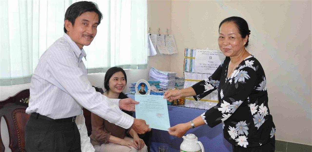 Trao tập vở cho học sinh nghèo hiếu học các huyện vùng ven