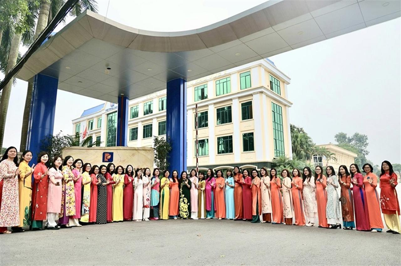 Nữ CNVC-LĐ Công ty Xăng dầu Khu vực I cùng nhau lan tỏa vẻ đẹp của áo dài Việt Nam