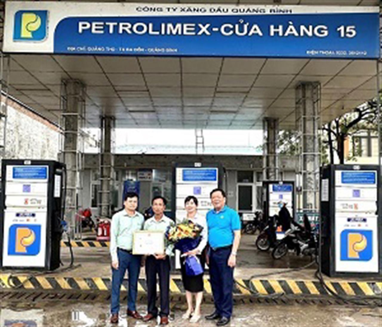 Petrolimex Quảng Bình vinh danh nhân viên, tấm gương "Người tốt - Việc tốt"