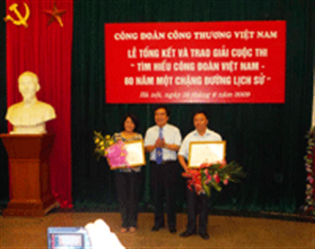 Công đoàn Công Thương VN trao giải cuộc thi tìm hiểu “Công đoàn Việt Nam, 80 năm - một chặng đường”.