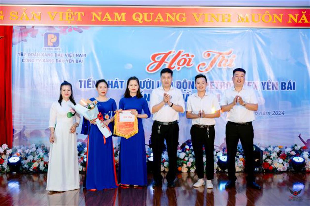 Chữ "P" tỏa sáng trên Sân khấu Văn nghệ quần chúng