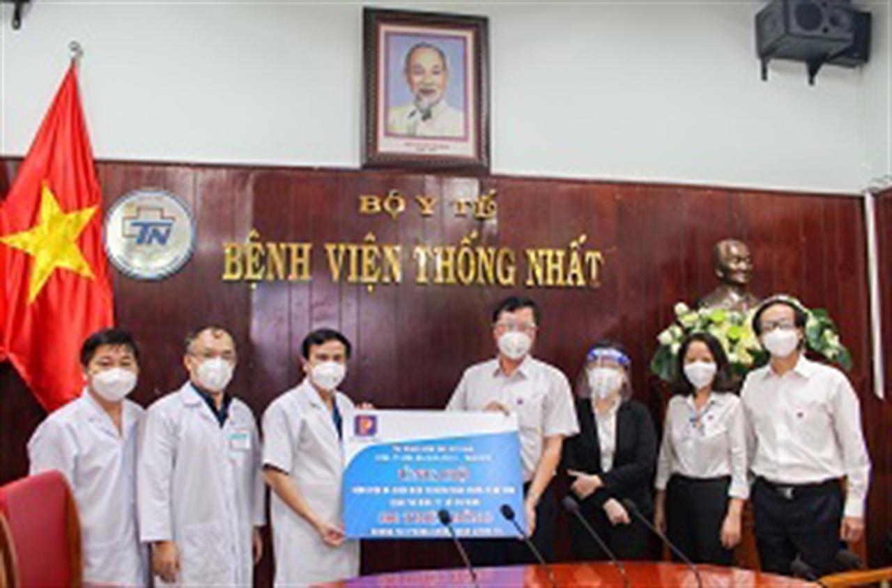Trao tặng 500 triệu đồng hỗ trợ BV Dã chiến điều trị COVID-19 đa tầng Q. Tân Bình