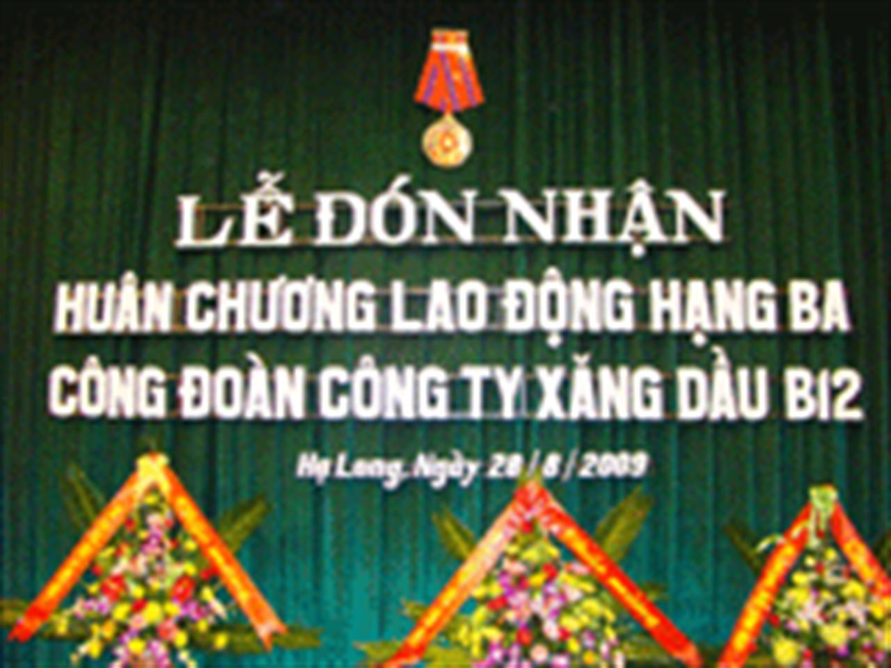 Công đoàn Công ty Xăng dầu B12 đón nhận Huân chương Lao động hạng ba