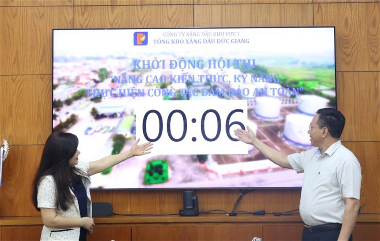 Cán bộ công nhân viên Tổng kho Xăng dầu Đức Giang "đoàn kết- chia sẻ- nỗ lực- thành công"